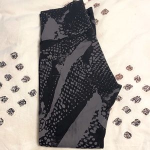 PATTERNED BLACK LULULEMON LEGGINGS